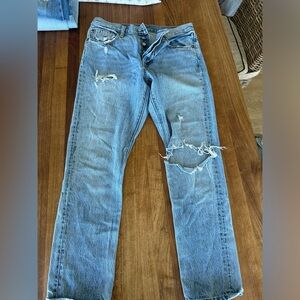 Mid rise Levi’s ripped jeans